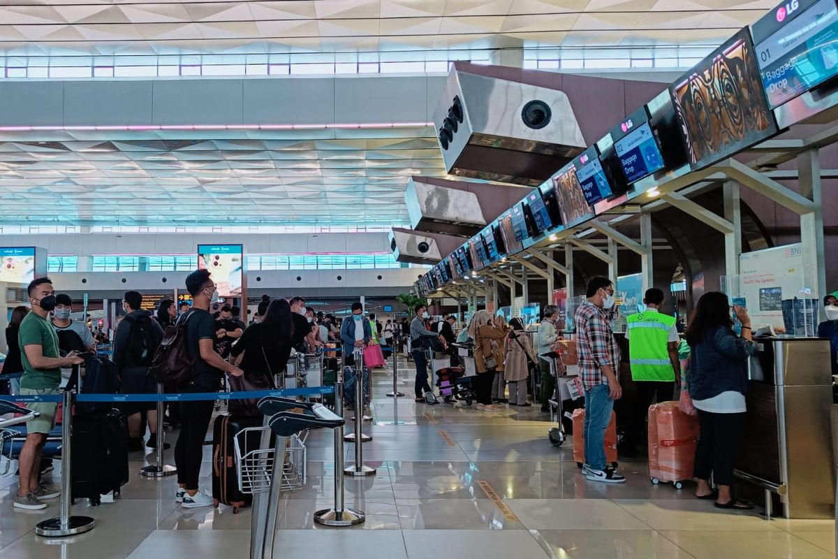 Antrean di area check in penumpang pesawat di Terminal 3 Bandara Soekarno-Hatta, Jumat (23/12/2022).