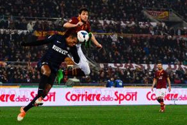 Striker AS Roma, Mattia Destro, saat berebut bola dengan gelandang Inter Milan, Juan Jesus, pada lanjutan Serie-A di Stadion Olimpico, Sabtu atau Minggu (2/3/2014) dini hari WIB. 