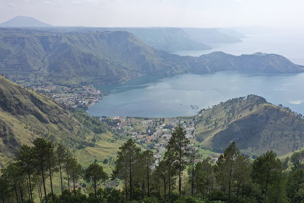 Foto dirilis Jumat (5/3/2021), memperlihatkan foto aerial kawasan wisata Simalem di Silahisabungan, Dairi, Sumatera Utara. Pemerintah Indonesia saat ini tengah menyiapkan Danau Toba di Sumatera Utara sebagai lokasi Destinasi Pariwisata Super Prioritas (DPSP) untuk menggantikan Pulau Bali.