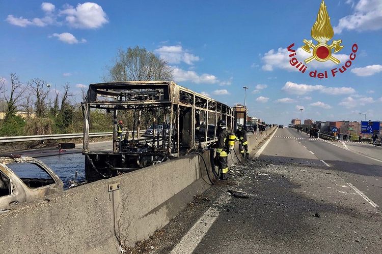 Beginilah kondisi bus sekolah yang dibakar pengemudinya di Milan, Italia.