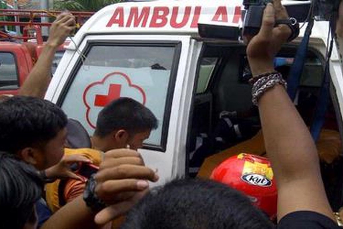 Satu dari tujuh korban hanyut akibat runtuhnya jembatan bambu di Sungai Cihideung, Bogor, Senin (20/2/2012) ditemukan.