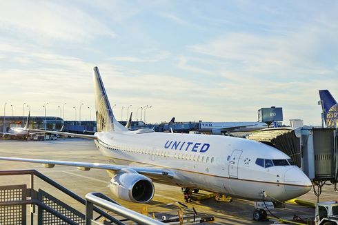 Sakit dalam Pesawat, Penumpang United Airlines Meninggal karena Covid-19