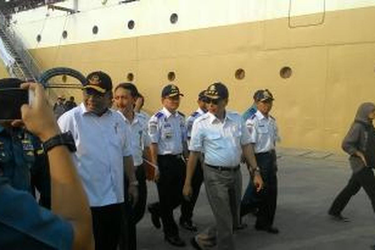 Menteri Koordinator Kemaritiman Indroyono Soesilo dan Menteri Perhubungan Ignasius Jonan di Pelabuhan Tanjung Priok, Jakarta, Jumat (11/7/2015)