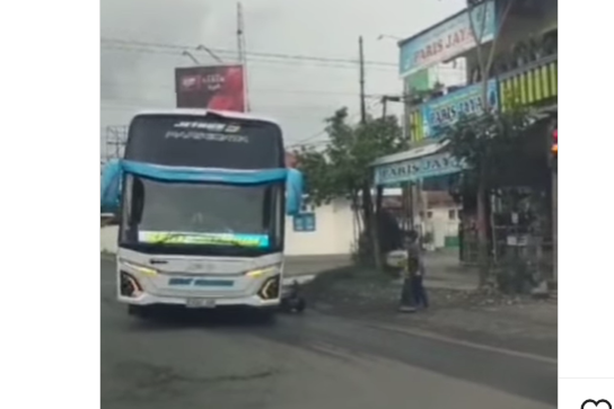 Video anak kecil terjepit bus