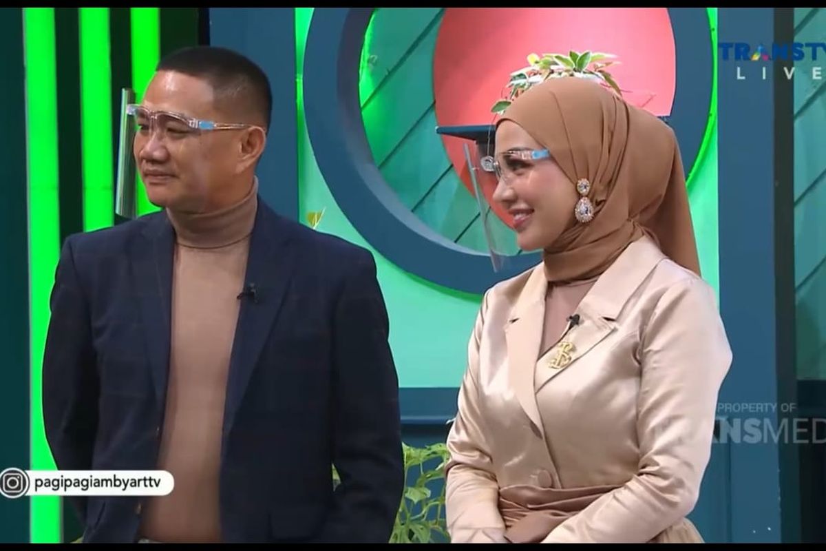 Pornografik hamshiralar triosi sperma tahlilida yordam beradi.