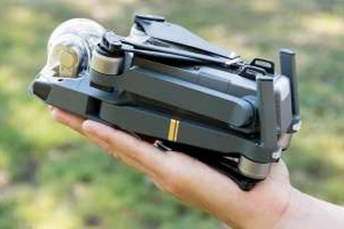 DJI Mavic Pro, drone yang bisa dilipat seukuran tekapak tangan.