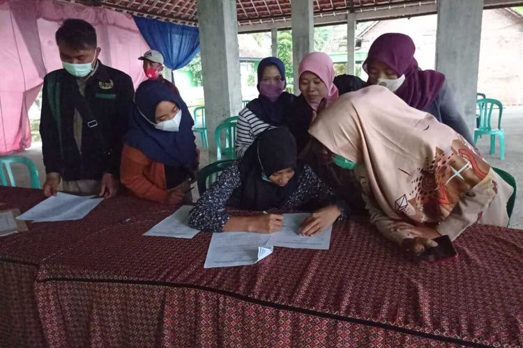 Sejumlah peserta test perangkat Desa Bedagung melakukan pencocokan ulang hasil test tertulis mereka dengan kunci jawaban milik panitia. Mereka mengaku mendapati kunci jawaban yang dimiliki panitia ada kesalahan jawaban.