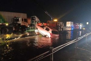 Mobil Terperosok Dihantam Arus Banjir di KM 50 Tol Tangerang Merak