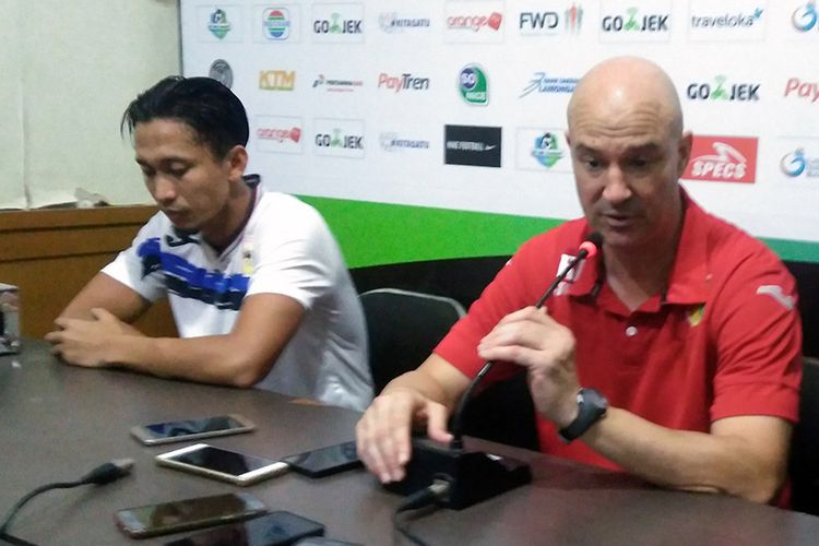 Pelatih Mitra Kukar Rafael Berges (kanan) dan Arif Suyono, usai laga kontra Persela Lamongan.