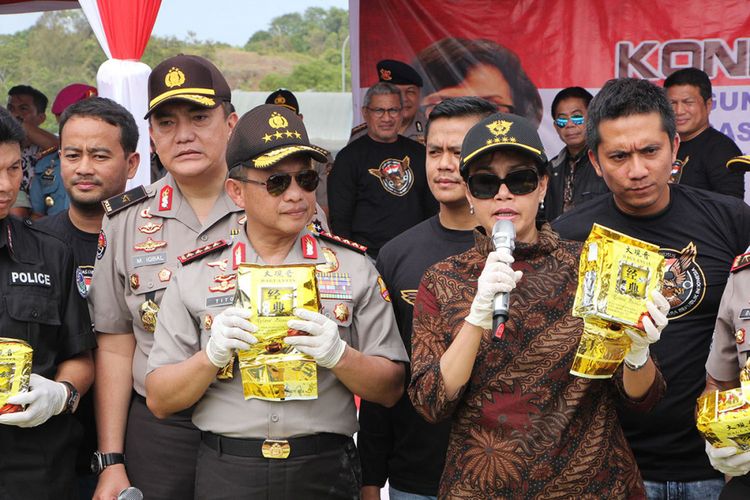 Menteri Keuangan Sri Mulyani Andrawati (kanan) bersama Kapolri Jenderal Tito Karnavian menunjukkan barang bukti narkoba jenis sabu di Dermaga Logistik Sekupang, Batam, Kepulauan Riau, Jumat (23/2/2018). Sebanyak 1,6 ton sabu disita dari kapal ikan berisi jaring ketam asal Taiwan dengan bendera Singapura KM 61870 MV Min Liang Yuyun yang ditangkap di perairan Karang Helen Mars berdekatan dengan Karang Banteng, Kabupaten Anambas, Kepulauan Riau pada Selasa, 20 Februari lalu.