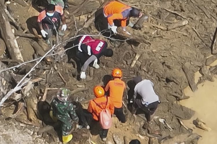 Pencarian Korban Longsor di Pegunungan Arfak Papua Barat