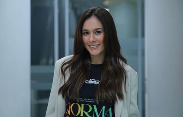 Aktris Wulan Guritno berpose saat berkunjung ke Menara Kompas dan diwawancarai dalam program Hypetalk Kompas.com di Jakarta, Jumat (10/3/2025). Kunjungan tersebut dalam rangka promosi film ''NORMA'' yang akan tayang di bioskop pada Lebaran 2025