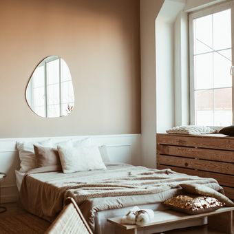 Ilustrasi penggunaan warna beige pada dinding kamar tidur. Beige adalah warna netral yang dapat menciptakan kesan nyaman dan teduh di kamar tidur. 