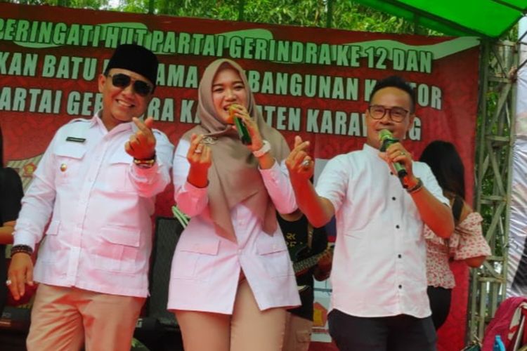 Gina Fadlia Swara (tengah) dan Ahmad Zamakhsyari atau Jimmy (kiri) di sela peletakan batu pertama Kantor DPC Partai Gerindra Karawang, Kamis (30/1/2020).