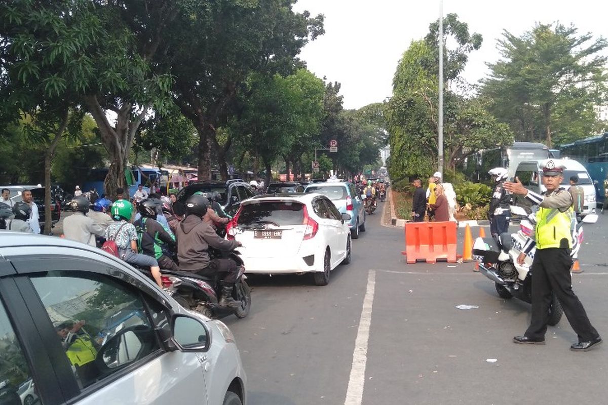 Kondisi jalanan di depan Taman Makam Pahlawan (TMP) Kalibata pasca proses pemakaman Baharuddin Jusuf Habibie, Kamis (12/9/2019)