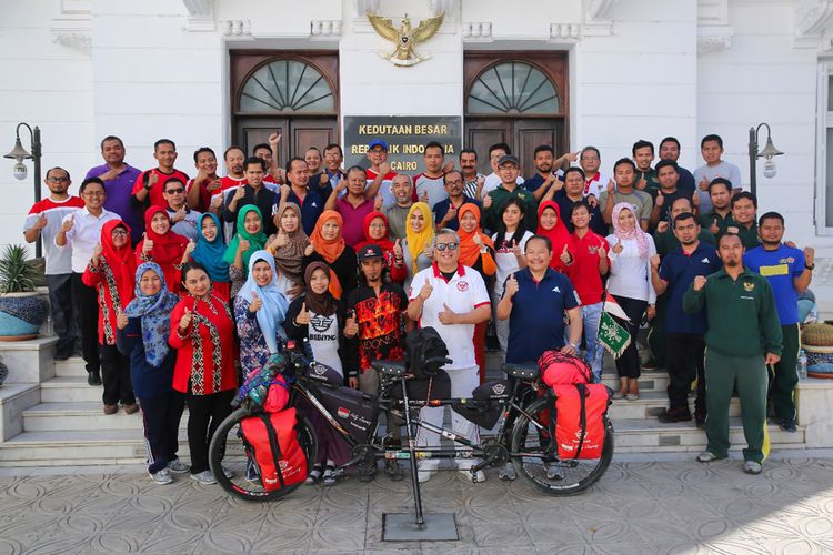 Hakam Mabruri dan istri pada Minggu pagi (29/10/2017) menyempatkan diri mampir ke Kedutaan Besar RI Kairo, Mesir, dan bertemu dengan Duta Besar Helmy Fauzy serta seluruh staf KBRI Kairo.