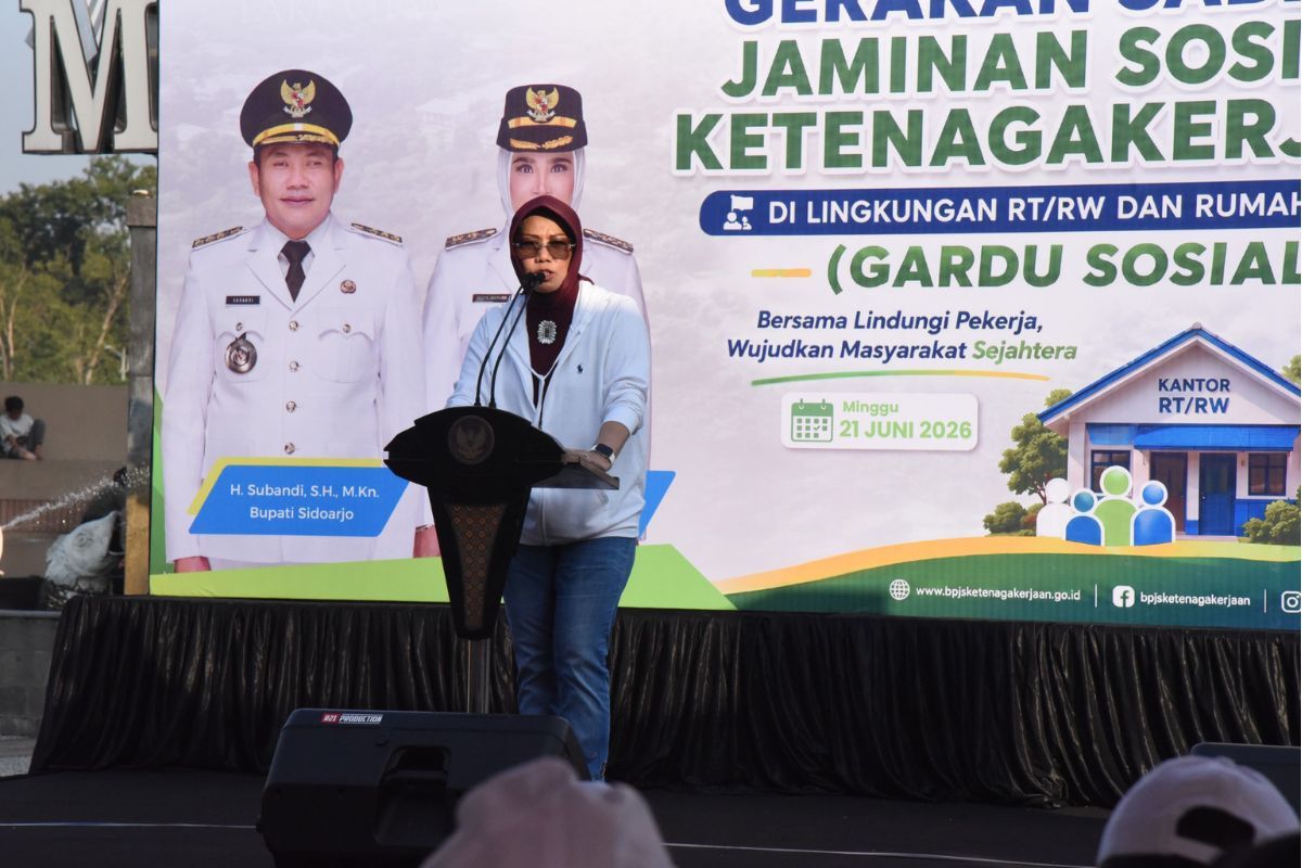 Sekretaris Daerah (Sekda) Kabupaten Sidoarjo Fenny Apridawati hadir mewakili Bupati Sidoarjo H Subandi dalam peluncuran Gerakan Sadar Jaminan Sosial Ketenagakerjaan di Lingkungan RT/RW dan Rumah Ibadah (GARDU Sosial) di Tugu Jayandaru, Alun-Alun Sidoarjo, Jawa Timur, Minggu (21/6/2026). 