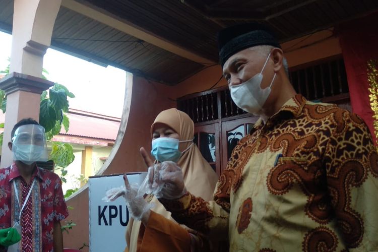 Wali Kota Padang Mahyeldi yang juga calon Gubernur Sumatera Barat bersama istrinya usai memilih