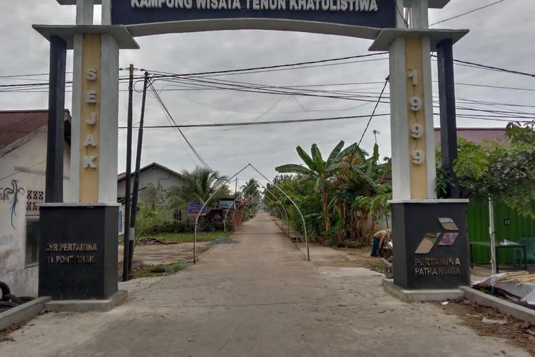 Kampung Wisata Tenun Khatulistiwa di Kecamatan Pontianak Utara, Kota Pontianak, Kalimantan Barat (Kalbar) menjadi salah satu ikon daerah penghasil kerajinan kain tenun mendunia. Telah berdiri sejak tahun 1999, siapa sangka, terwujudnya kampung tenun ini, dipelopori Kurniati (45), seorang eks pengungsi konflik etnis di Kabupaten Sambas.