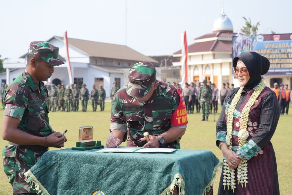 Program TNI Manunggal Membangun Desa Sengkuyung Tahap II Tahun Anggaran 2024 di Desa Karangdukuh, Kecamatan Jogonalan, Kabupaten Klaten, Jawa Tengah resmi ditutup, Jumat (7/6/2024). 