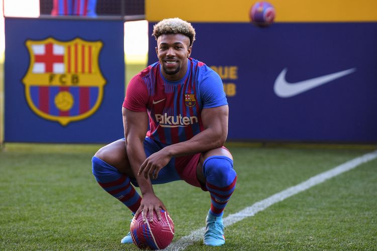 Pemain baru Barcelona, Adama Traore, berpose dengan kostum Barca dalam perkenalan dirinya secara resmi di Camp Nou, Barcelona, 2 Februari 2022. 