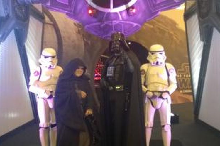 Para pegiat kostumasa tampil sebagai Darth Vader dan Storm Trooper. Mereka berpose di bawah instalasi pesawat Tie Fighter berskala 1:1 yang dipamerkan di Atrium Senayan City, Senayan, Jakarta Pusat, Senin (7/12/2015). Kegiatan ini merupakan bagian dari pameran yang  digelar untuk menyambut pemutaran perdana film Star Wars The Force Awakens.