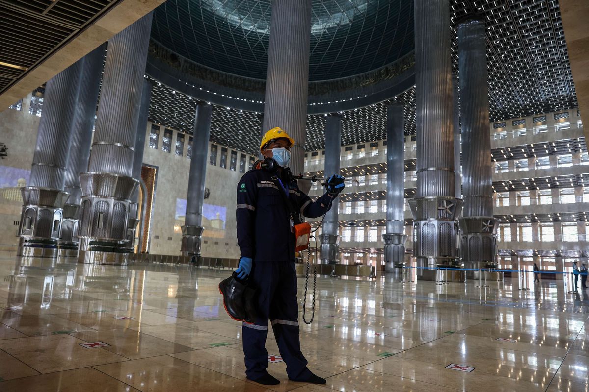 Pekerja dari PLN Unit Induk Distribusi Jakarta Raya melakukan pemeriksaan saluran kabel tegangan menengah (SKTM) 20kv di Masjid Istiqlal, Jakarta Pusat, Senin (10/5/2021). Menghadapi Hari Raya Idul Fitri 1442 H, PLN Unit Induk Distribusi Jakarta Raya melakukan siaga pasokan listrik di Ibukota dan sekitarnya pada tanggal 6-21 Mei 2021 dengan menyiapkan 2356 personel, 17 posko, 17 unit gardu bergerak, 6 unit mobil deteksi, 4 unit kabel bergerak, 20 unit power bank, dan 4 unit crane.