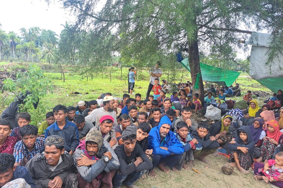 Aceh Timur Pindahkan Ratusan Imigran Rohingya ke Lapangan Sepak Bola