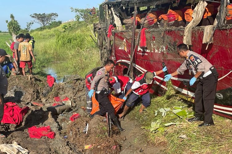 Kecelakaan tunggal Bus Agra Mas di Tol Pejagan-Pemalang Kilometer 298 Jalur A 