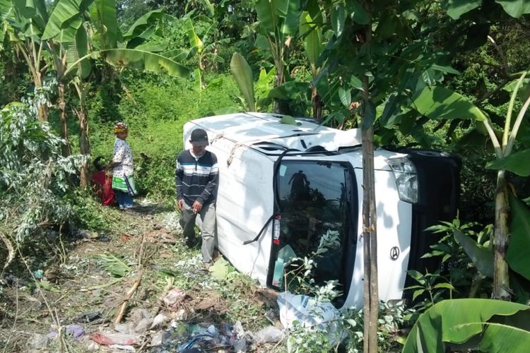 Seorang pengendara motor tewas seketika setelah terlibat adu banteng dengan mobil boks Daihatsu Grand Max di Jalan Raya Godong - Juwangi Km 1400, tepatnya di Desa Godong, Kecamatan Godong, Kabupaten Grobogan, Jawa Tengah, Kamis (19/4/2018) sekitar pukul 10.00 WIB.?