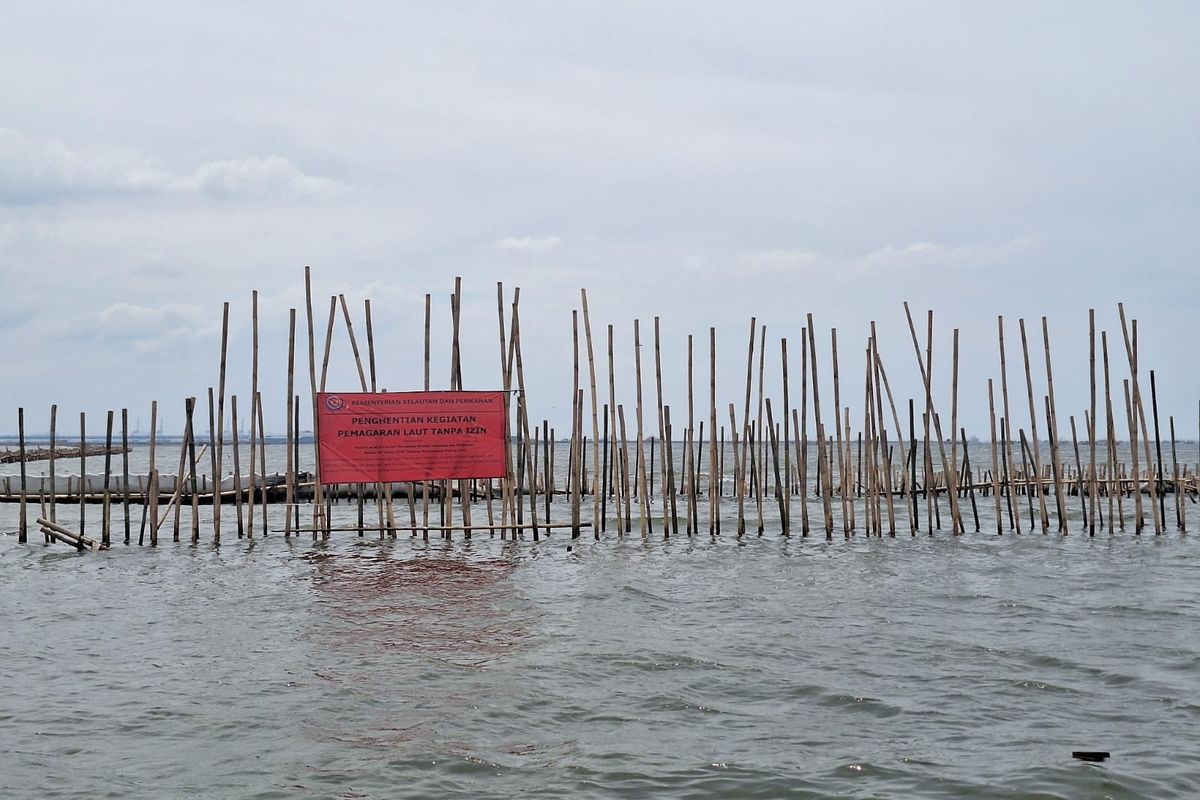 Direktorat Jenderal Pengawasan Sumber Daya Kelautan dan Perikanan (PSDKP) melakukan penyegelan terhadap pagar laut yang ada di pesisir utara Kebupaten Bekasi, Jawa Barat