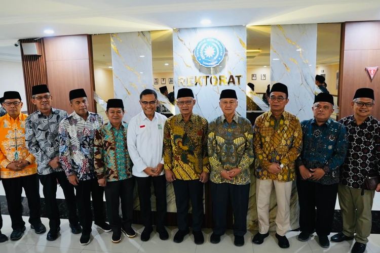 Yayasan Muslim Sinar Mas (YMSM)  YMSM juga mewakafkan lebih dari 1.000 mushaf Al Quran kepada Pimpinan Pusat (PP) Muhammadiyah dalam silaturahim yang berlangsung di Universitas Muhammadiyah Tangerang (UMT), Banten, Selasa (24/2/2026). 