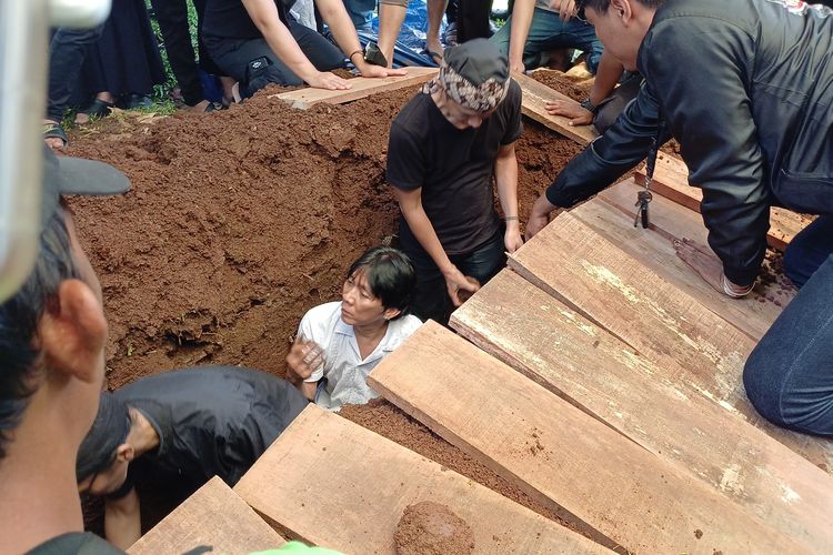 Bimbim Slank di pemakaman ayahnya di TPU Karet Bivak, Tanah Abang, Jakarta Pusat, Selasa (5/3/2024).