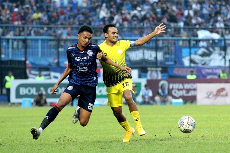 Pemain Arema FC Achmad Figo Ramadani dijaga ketat pemain Barito Putera Rizky Pora saat pertandingan babak 8 besar Piala Presiden 2022 yang berakhir dengan skor 0-0 dilanjutkan adu penalti 5-4 di Stadion Kanjuruhan Kepanjen, Kabupaten Malang, Sabtu (2/7/2022) sore.