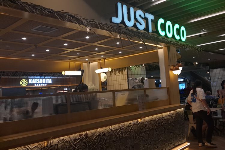 Gerai Just Coco di Foodprint Grand Indonesia, menjual minuman dari air kelapa.