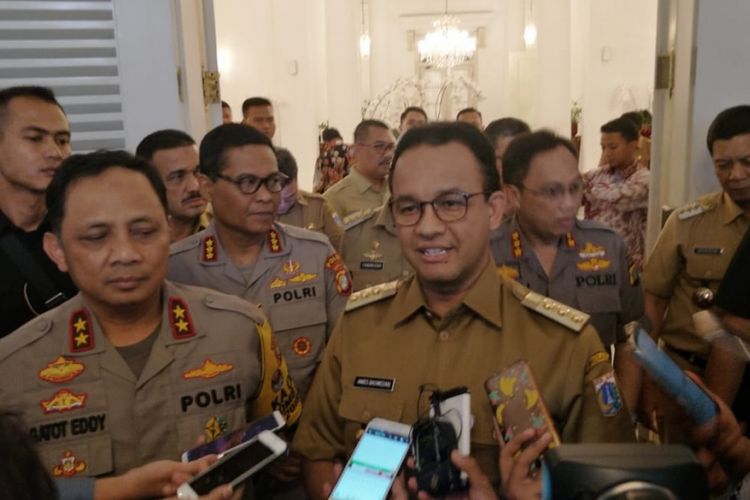 Kapolda Metro Jaya Irjen Pol Gatot Eddy Pramono dan Gubernur DKI Jakarta Anies Baswedan di Balai Kota DKI Jakarta, Jalan Medan Merdeka Selatan, Senin (4/2/2019).