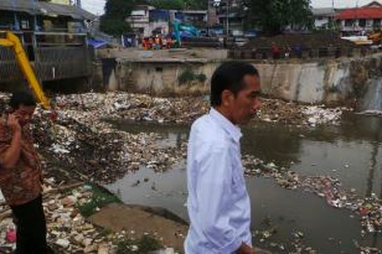 Gubernur DKI Jakarta Joko Widodo meninjau pintu air Manggarai, Jakarta Selatan, Kamis (18/7/2013).