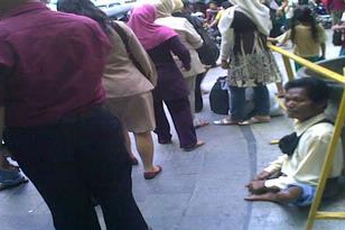 Bujang (45) tampak diantara para pengunjung Pasar Tanah Abang, Jakarta Pusat, Selasa (31/8/2010)