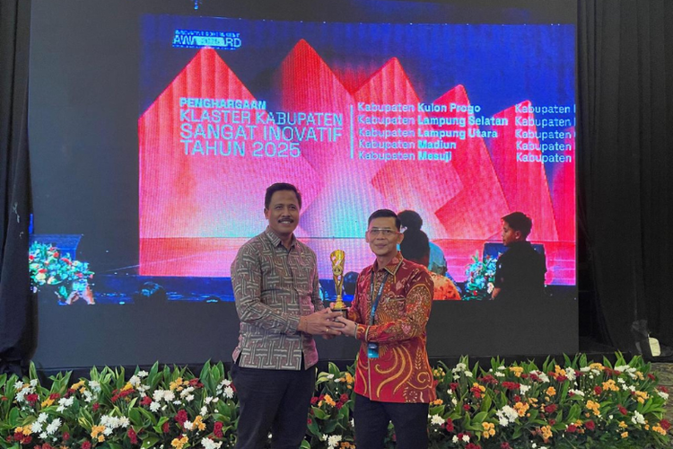Bupati Klungkung I Made Satria menerima piala penghargaan Kabupaten Sangat Inovatif dalam ajang Innovative Government Award 2025.
