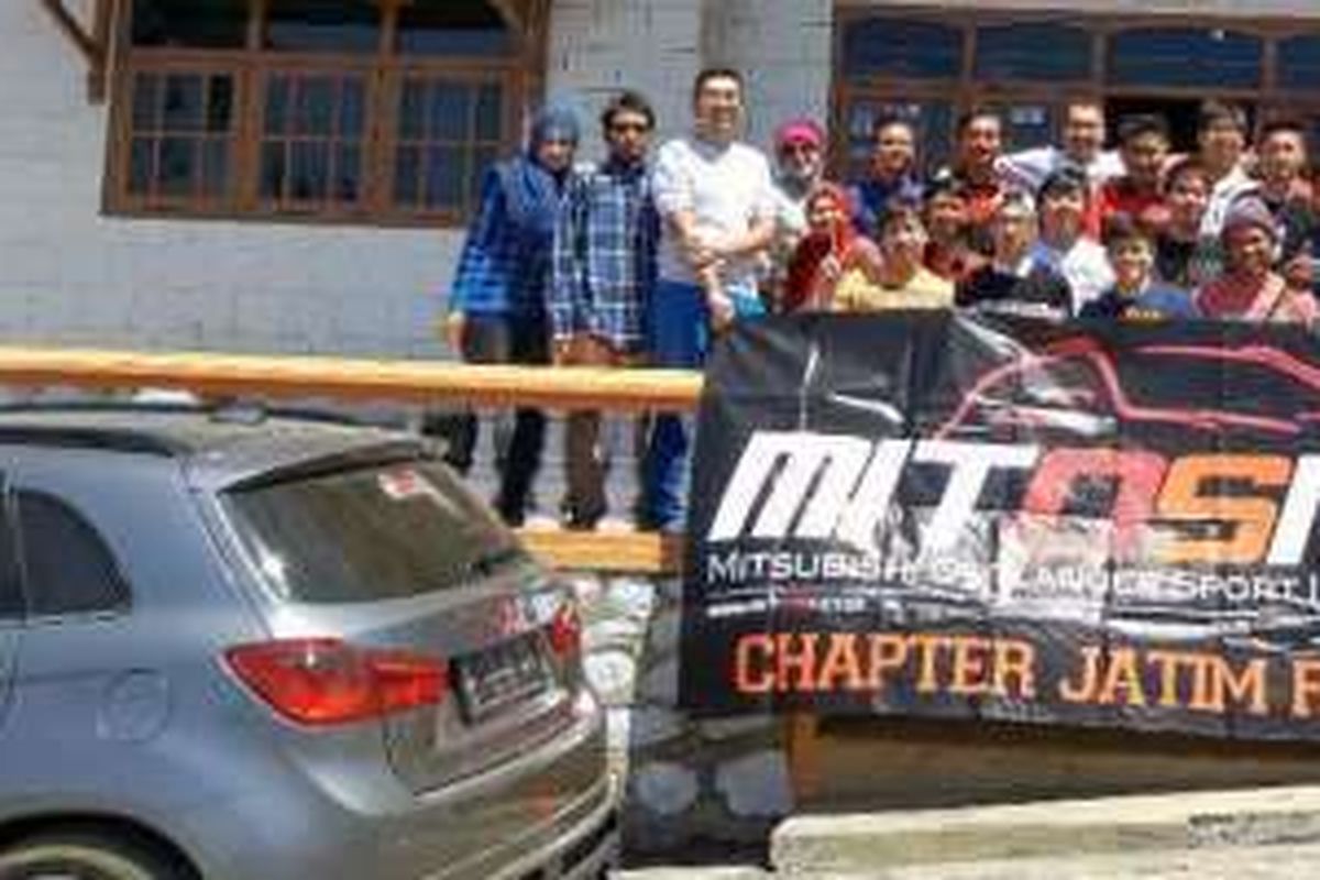 Mitsubishi Outlander Sport Indonesia (MitOSI) chapter Jatim berbuat hal baik menyambut tahun baru Imlek.