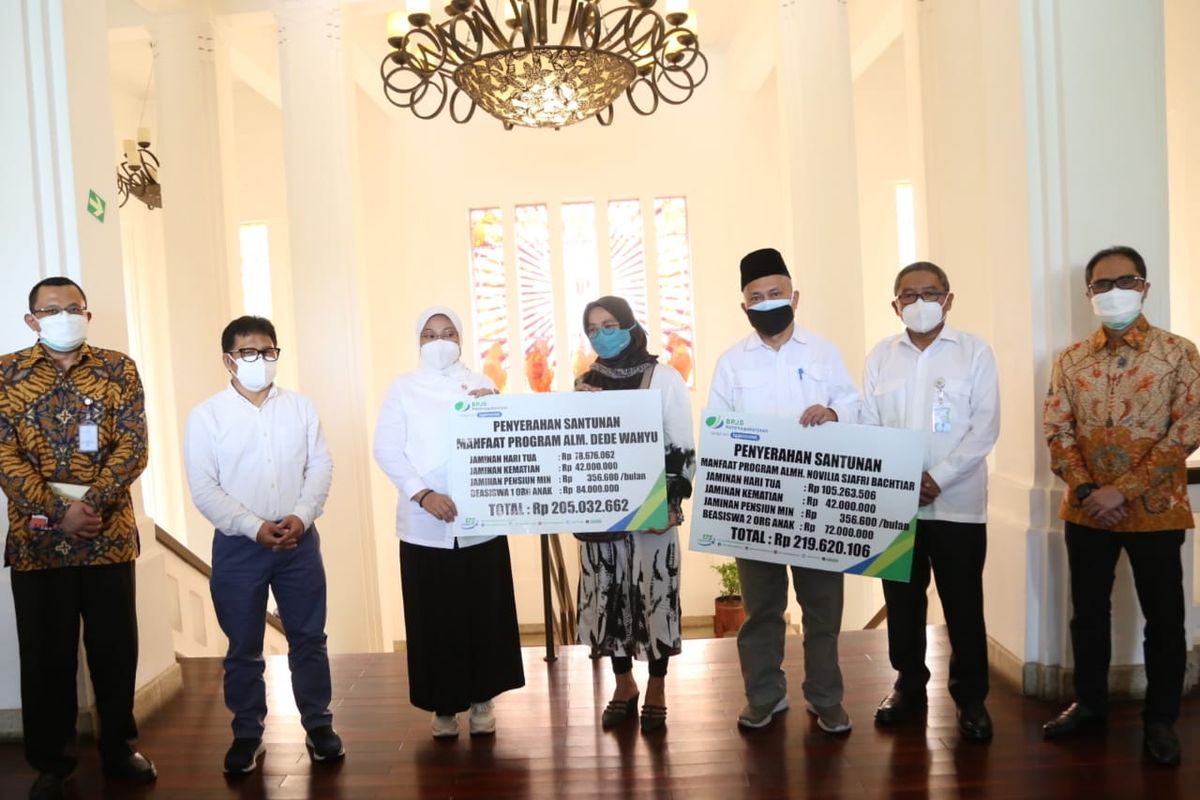 Menaker Ida Fauziyah juga menyerahkan manfaat Jaminan Kematian (JKM) kepada penerima manfaat dari PT Bio Farma (Persero) atas nama Novilia Sjafri Bachtiar dan Dede Wahyu saat meninjau meninjau PT Bio Farma (Persero) di Bandung, Jawa Barat, Rabu (14/7/2021).