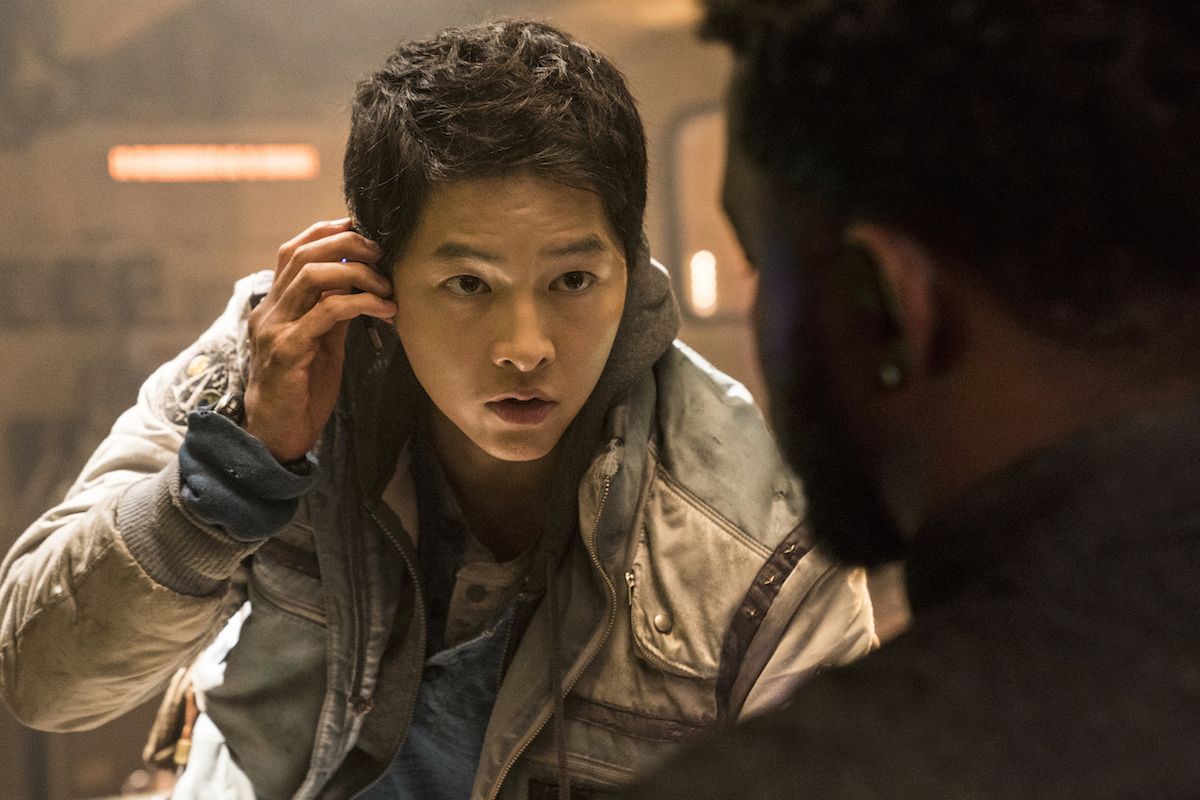 Aksi Song Joong Ki dalam film Space Sweepers