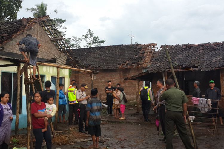 Suasana di Desa Wonorejo, Kecamatan Singosari, Kabupaten Malang setelah dilanda puting beliung, Senin (20/3/2017) 