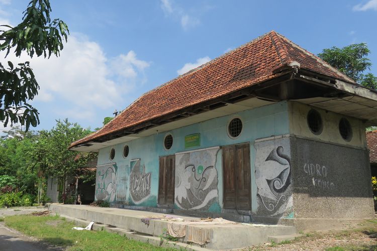 Eks Stasiun Winongo di tengah Jalur Kereta Yogyakarta-Bantul (2016).