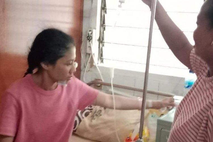 Sugiati, warga Blitar yang ditabrak KA Gajayana dalam perawatan di RSUD Ngudi Waluya, Wlingi, Rabu (16/11/2022). (Surya/Imam Taufiq)