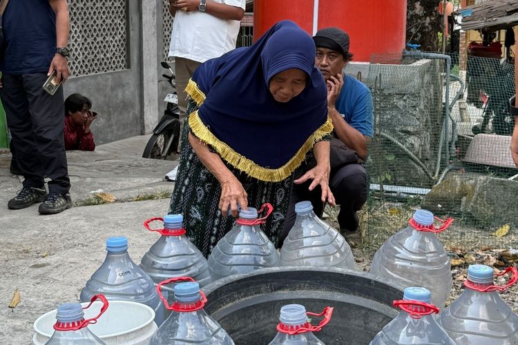 Potret Krisis Air Bersih di Semarang: Jeriken Berjejer, Warga Antre Air Tangki