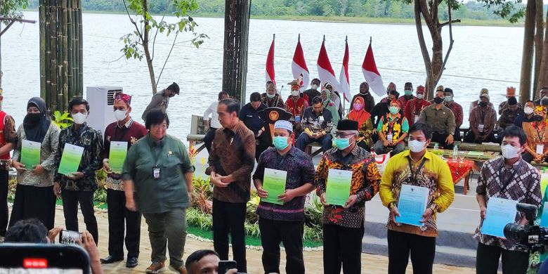 PKT serahkan bantuan 11 ton pupuk disaksikan oleh Presiden Joko Widodo (Jokowi) dan Menteri Lingkungan Hidup dan Kehutanan (LHK) Siti Nurbaya Bakar, seiring penyerahan SK Perhutanan Sosial untuk Wisata Hutan Bambu Kota Balikpapan pada Rabu (22/2/2023). 