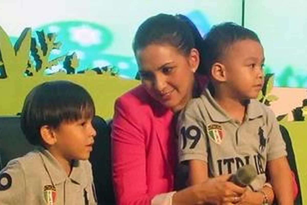 Donna Agnesia bersama kedua putranya Lionel, kiri, dan Diego, kanan, saat talkshow di kegiatan Familys Day Out diadakan Mal Ciputra, Jumat, 13/4/2012.