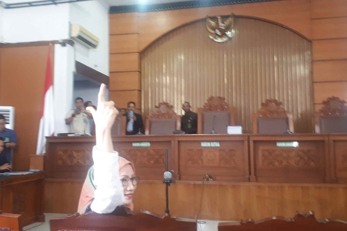 Terdakwa kasus penyebaran berita bohong atau hoaks, Ratna Sarumpaet mengacungkan simbol dua jari saat tiba di Ruang sidang utama, Pengadilan Negeri Jakarta Selatan, Kamis (28/2/2019). 