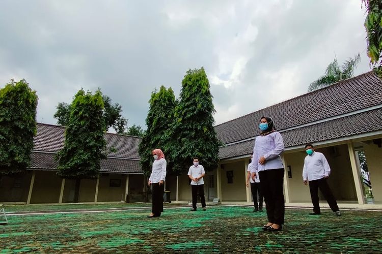 Fenomena Kulminasi atau hari tanpa bayangan di Majalengka. Orang-orang banyak mencoba di lapangan terbuka. 